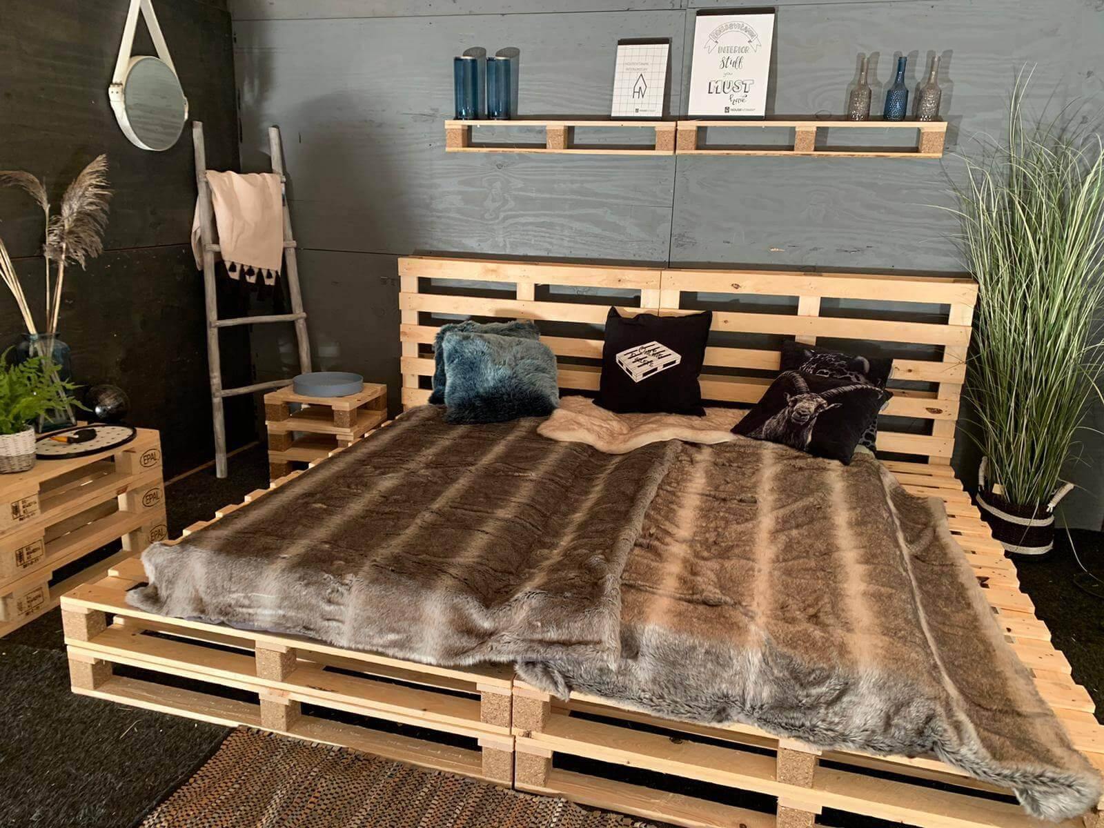 Pallet Bed 240 x 200 cm | 100 x 120 cm pallets - Online-Pallets