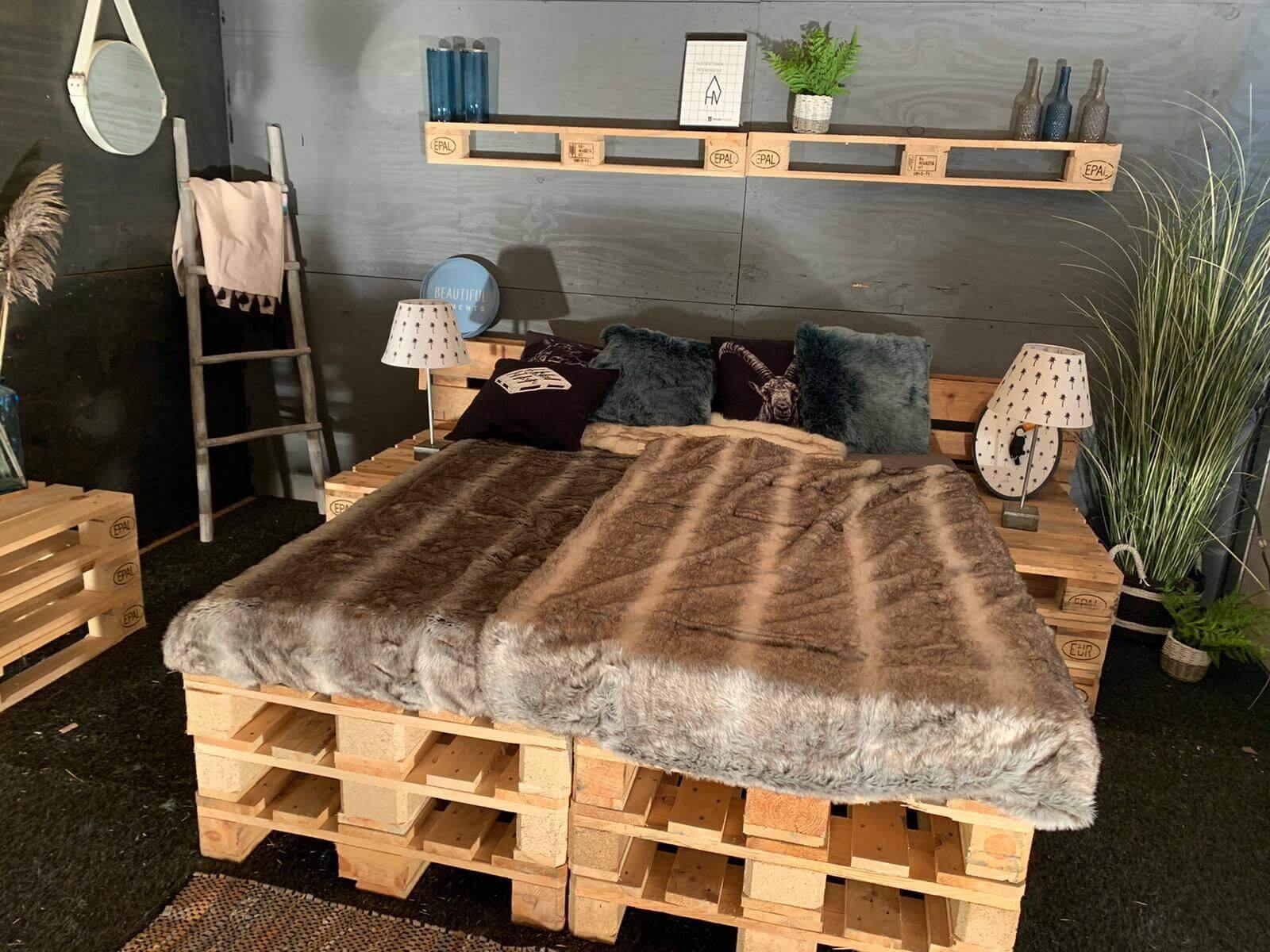 Pallet Bed 240 x 200 cm | 80 x 120 cm A-keus europallets - Online-Pallets.nl