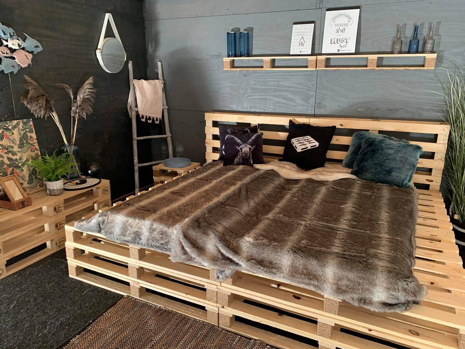 Pallet Bed 240 x 200 cm | 100 x 120 cm pallets - Online-Pallets