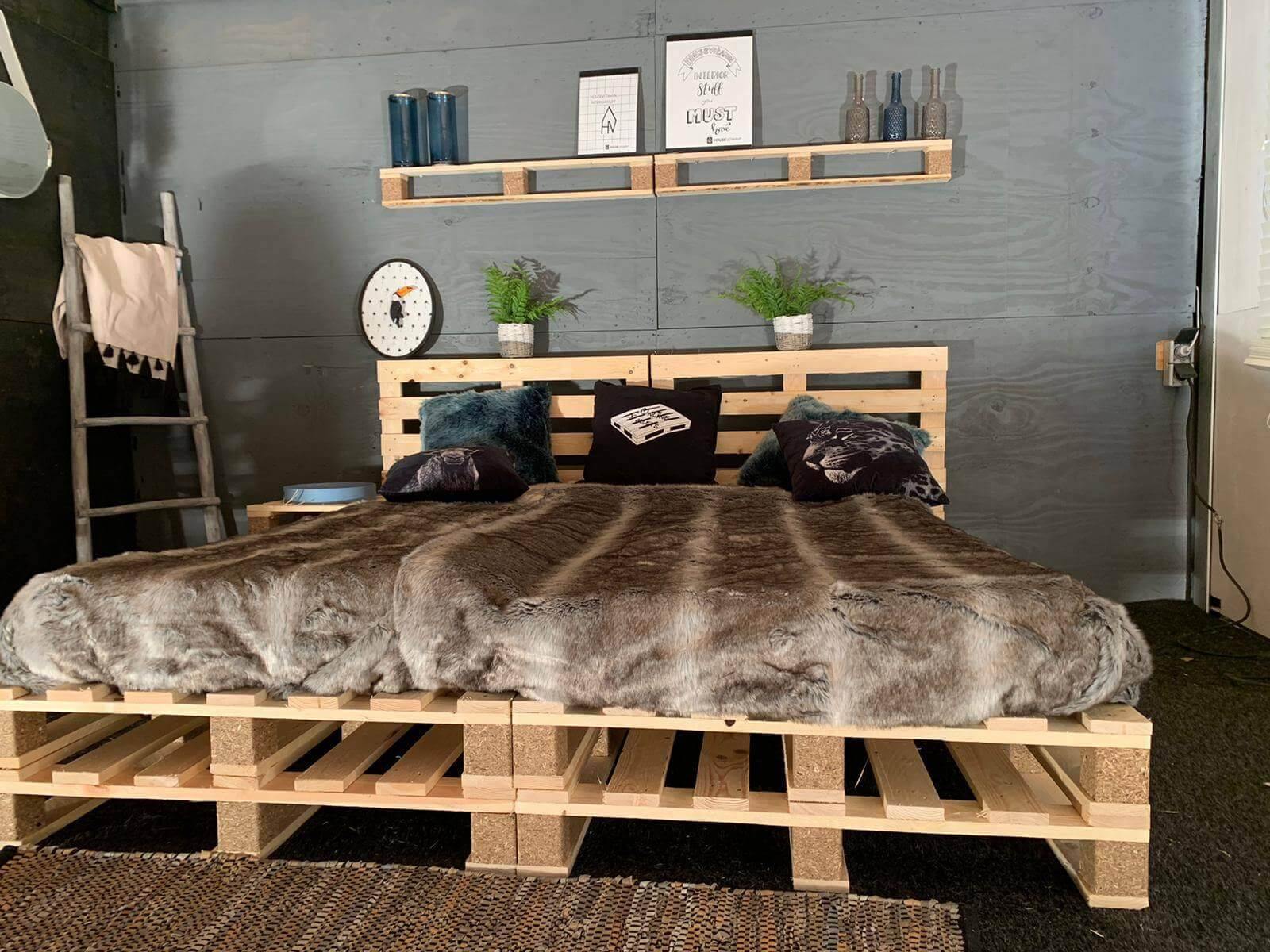 Pallet Bed 180 x 200 cm | 90 x 100 cm pallets - Online-Pallets