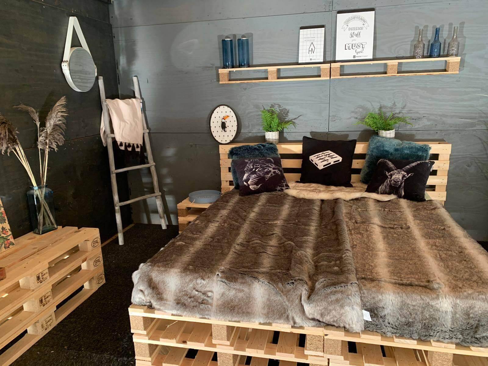 Pallet Bed 180 x 200 cm | 90 x 100 cm pallets - Online-Pallets