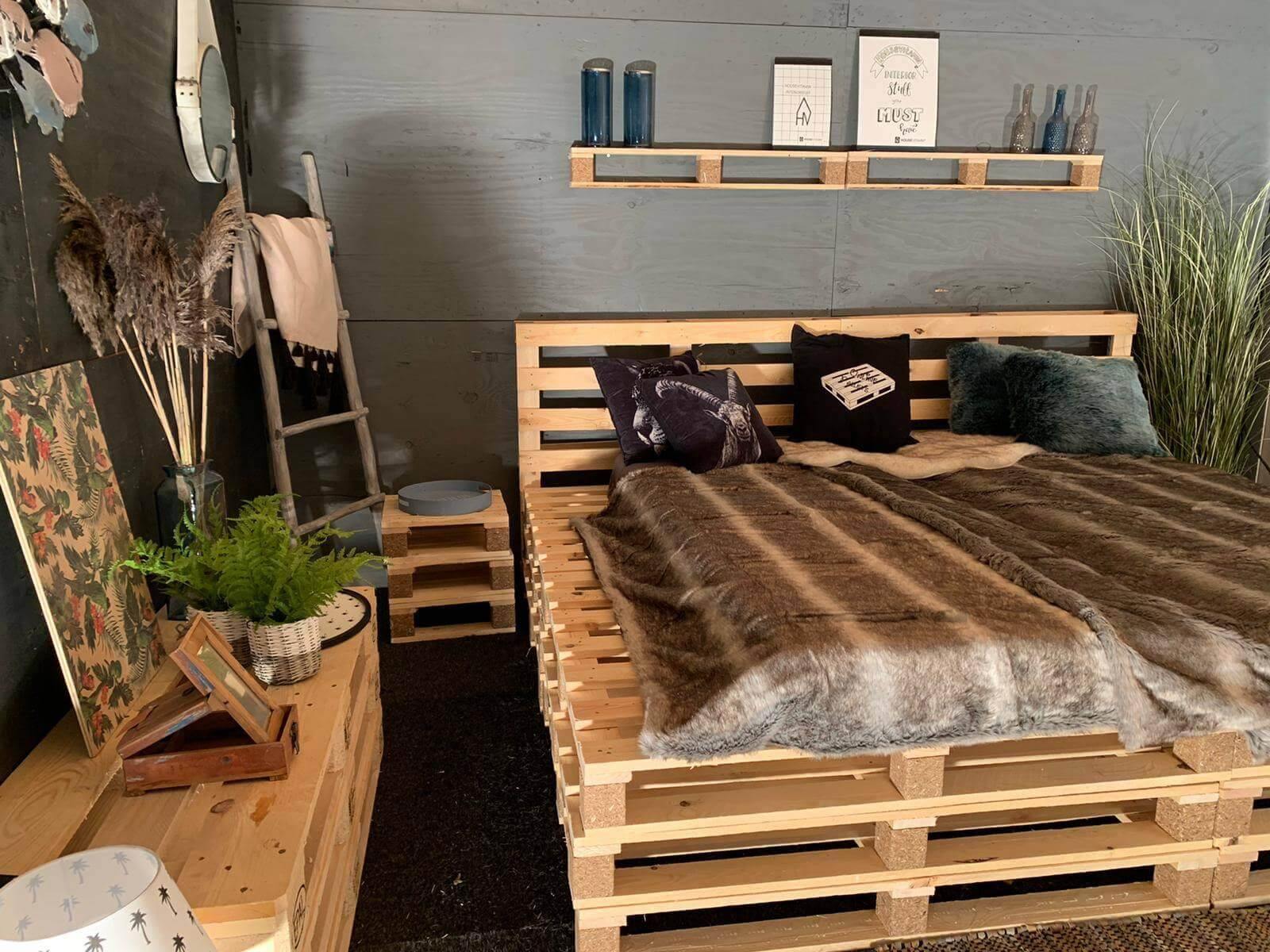 Pallet Bed 240 x 200 cm | 100 x 120 cm pallets - Online-Pallets