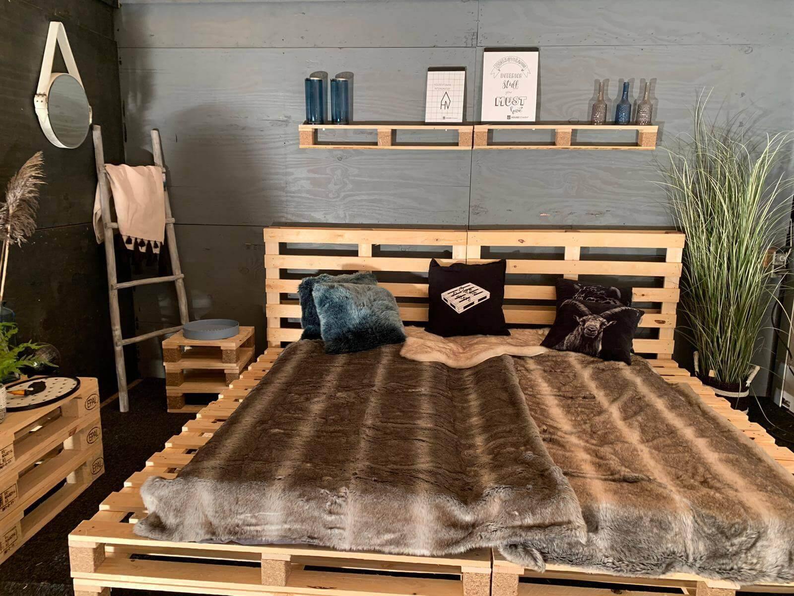 Pallet Bed 240 x 200 cm | 100 x 120 cm pallets - Online-Pallets