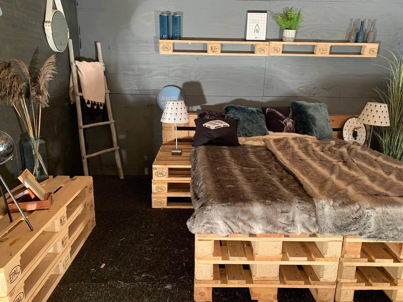 Pallet Bed 240 x 200 cm | 80 x 120 cm A-keus europallets - Online-Pallets.nl